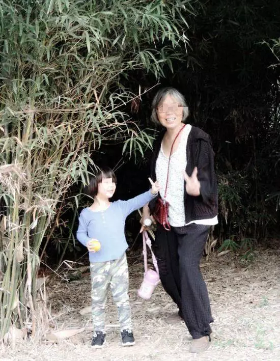 小孫女要吃地瓜,俺給他們送去,看到他們家廚房,俺眼眶唰地紅了