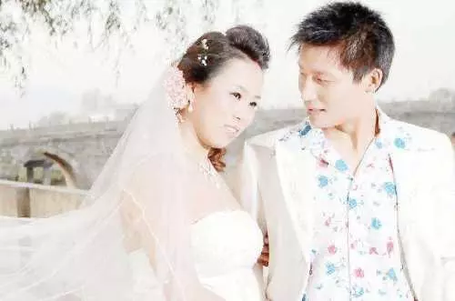 供完小姑子讀大學,她結婚我全力幫忙,婚禮上看到陪嫁,我離婚了