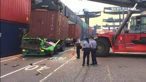 退休返職場遭貨櫃壓 司機亡女兒痛哭