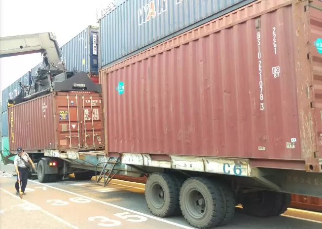 碼頭貨櫃突掉落!駕駛連人車被壓扁 當場對折慘死!