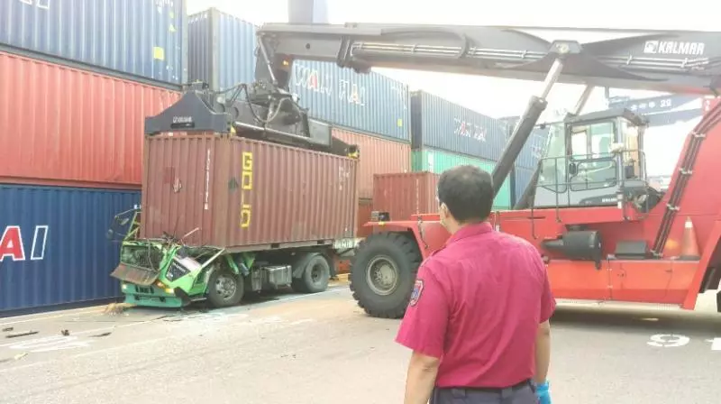 碼頭貨櫃突掉落!駕駛連人車被壓扁 當場對折慘死!