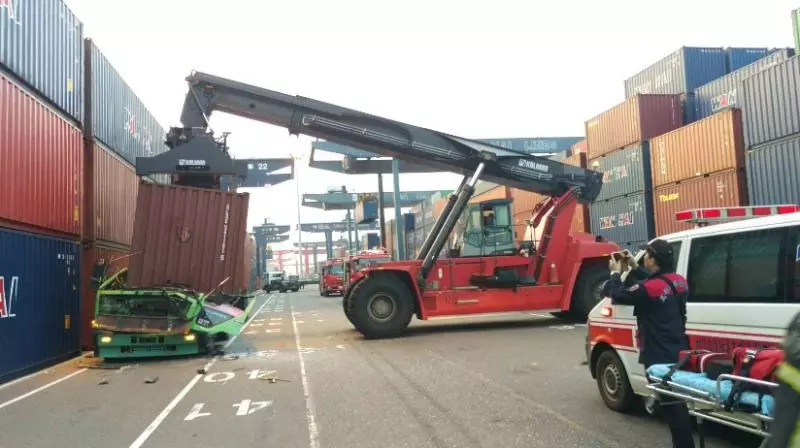 碼頭貨櫃突掉落!駕駛連人車被壓扁 當場對折慘死!