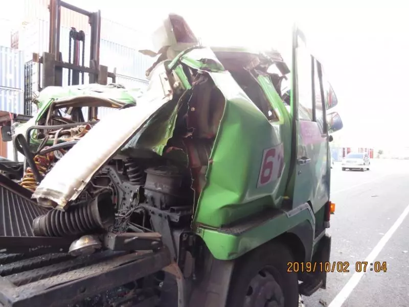 碼頭貨櫃突掉落!駕駛連人車被壓扁 當場對折慘死!