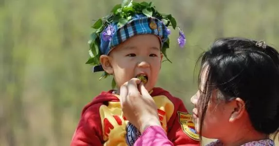 孤兒寡母生活艱難,進城路上給孩子披了件衣服,卻得了一百萬孤兒