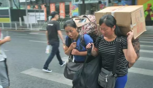 孤兒寡母生活艱難,進城路上給孩子披了件衣服,卻得了一百萬孤兒