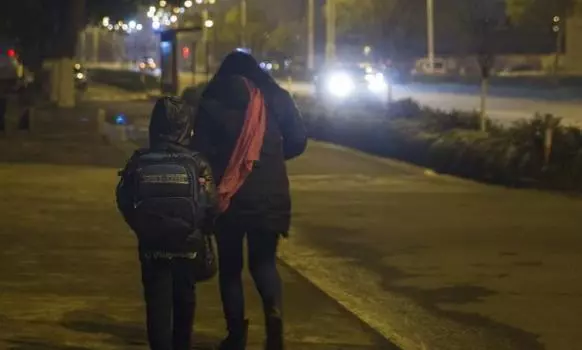 孤兒寡母生活艱難,進城路上給孩子披了件衣服,卻得了一百萬孤兒