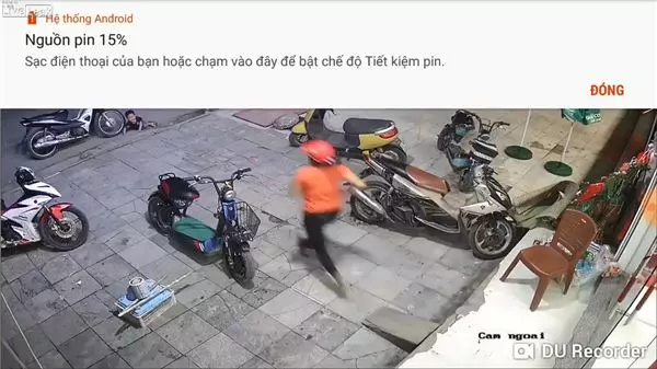 覺得好玩伸手連拍3次白馬 小孩被踹飛倒地直撞機車 網:活該