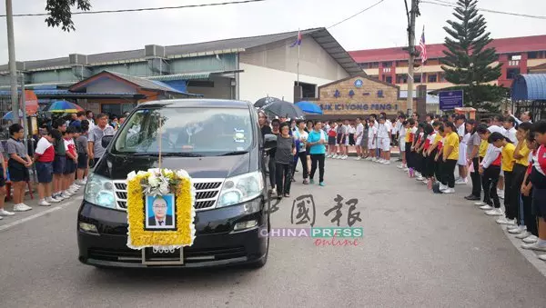 郭建升校長舉殯逾千師生夾道淚眼送別