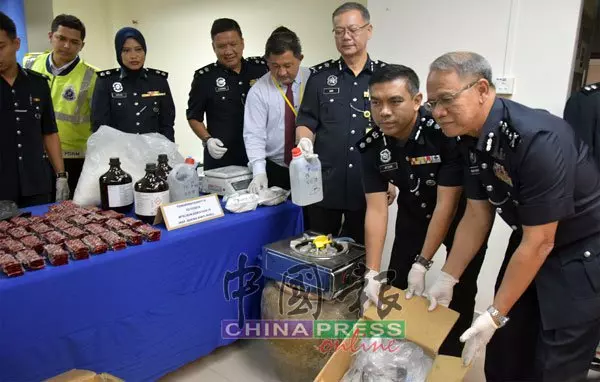 毒驢車藏10萬現鈔! 遇警圖賄賂遭拒被捕