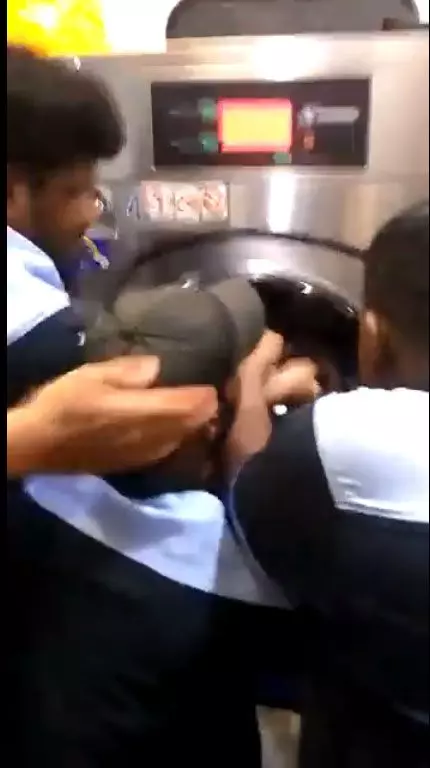 【內附視頻】大馬3歲男童貪玩爬進洗衣機,受困20分鐘才獲救!