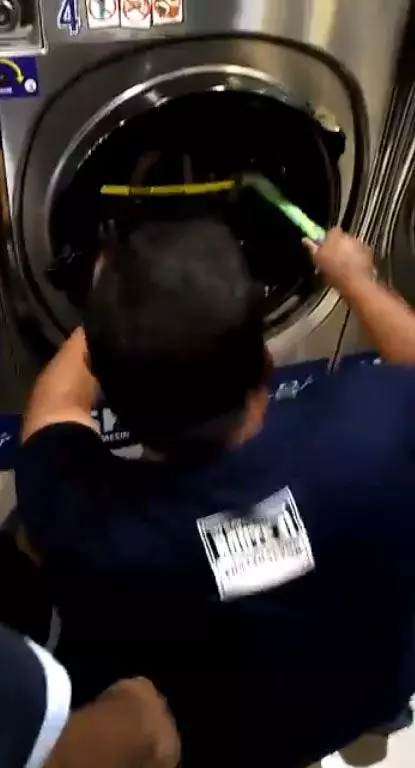 【內附視頻】大馬3歲男童貪玩爬進洗衣機,受困20分鐘才獲救!
