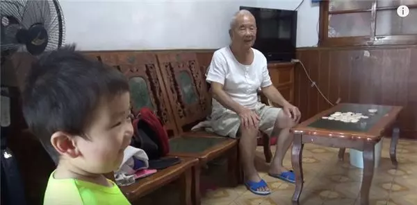 愛孫撒嬌說要看羊咩咩 重聽阿祖:收到!使命必達!