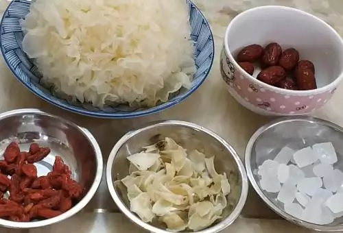 教你一款簡單的銀耳紅棗湯,每天喝上一碗,保證你滿臉膠原蛋白
