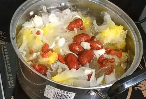 教你一款簡單的銀耳紅棗湯,每天喝上一碗,保證你滿臉膠原蛋白