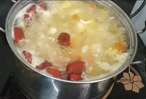 教你一款簡單的銀耳紅棗湯,每天喝上一碗,保證你滿臉膠原蛋白