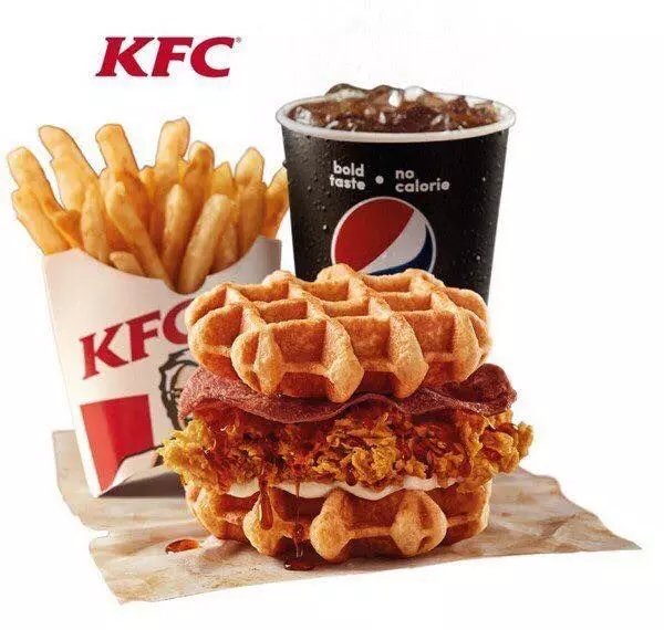 【騙很大!】KFC最新『Zinger Waffle Burger』炸雞肉片小到看不見!網友:照片僅供參考!
