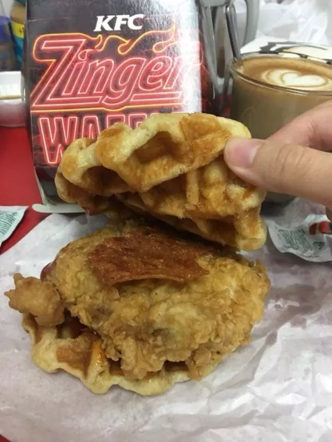 【騙很大!】KFC最新『Zinger Waffle Burger』炸雞肉片小到看不見!網友:照片僅供參考!