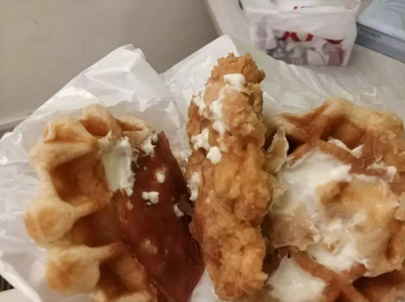 【騙很大!】KFC最新『Zinger Waffle Burger』炸雞肉片小到看不見!網友:照片僅供參考!