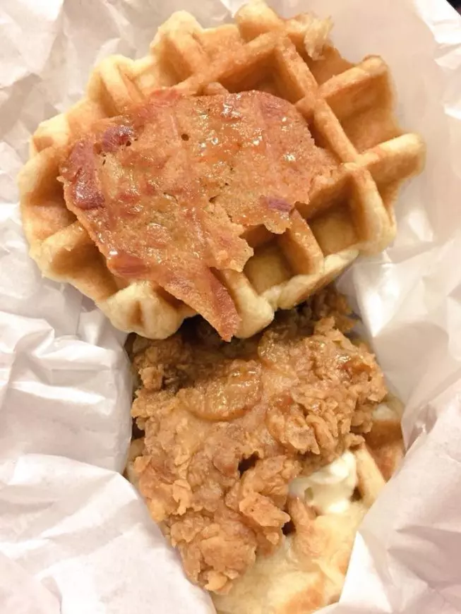 【騙很大!】KFC最新『Zinger Waffle Burger』炸雞肉片小到看不見!網友:照片僅供參考!