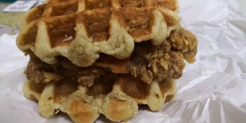 【騙很大!】KFC最新『Zinger Waffle Burger』炸雞肉片小到看不見!網友:照片僅供參考!