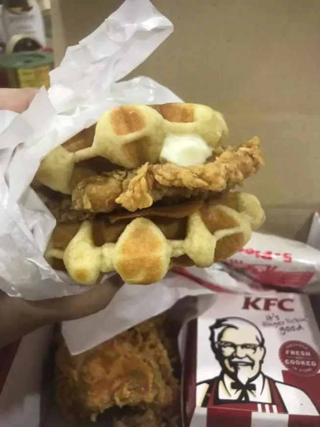 【騙很大!】KFC最新『Zinger Waffle Burger』炸雞肉片小到看不見!網友:照片僅供參考!
