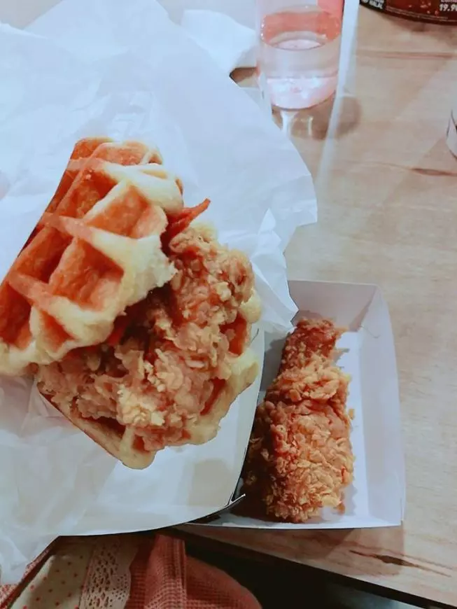【騙很大!】KFC最新『Zinger Waffle Burger』炸雞肉片小到看不見!網友:照片僅供參考!