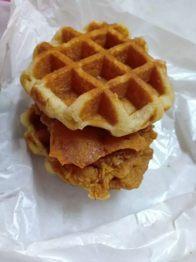 【騙很大!】KFC最新『Zinger Waffle Burger』炸雞肉片小到看不見!網友:照片僅供參考!