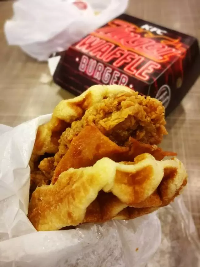 【騙很大!】KFC最新『Zinger Waffle Burger』炸雞肉片小到看不見!網友:照片僅供參考!