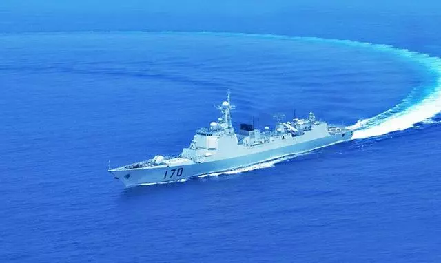 官方公布南海對峙照片:中美戰艦僅隔一條縫,美軍無線電發出怒吼