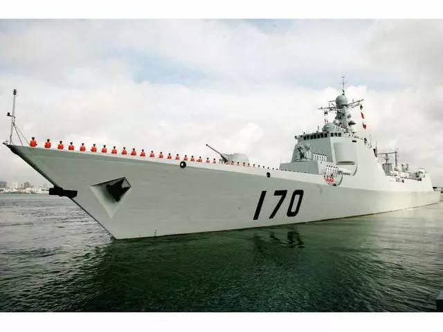 誰說不敢?中國海軍這次很霸氣:7000噸戰艦開足馬力撞向美軍艦