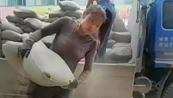 【天天跑工地扛2000袋水泥!】90後水泥正妹」花4年買下「千萬藍寶基尼」!