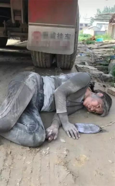 【天天跑工地扛2000袋水泥!】90後水泥正妹」花4年買下「千萬藍寶基尼」!