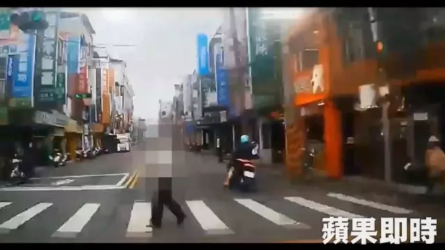淡水8旬老翁闖紅燈...龜速過馬路慘被撞飛!駕駛慘依過失致死送辦 網怒轟:帝王條款來囉!
