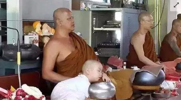 一睡成名的泰國小沙彌,已經還俗了!快來看看他那萌萌噠的樣子!