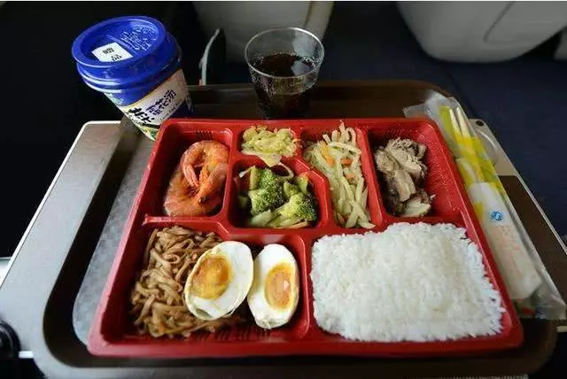 印度女子坐中國高鐵,30元買了一份高鐵盒飯,打開後愣住了