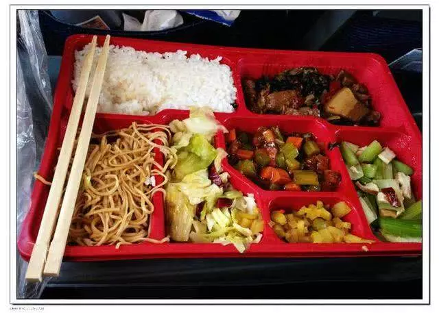 印度女子坐中國高鐵,30元買了一份高鐵盒飯,打開後愣住了