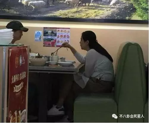王祖賢被偶遇吃素食火鍋,吃齋多年卻成駝背,美人遲暮身材大變樣