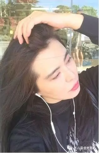 王祖賢被偶遇吃素食火鍋,吃齋多年卻成駝背,美人遲暮身材大變樣