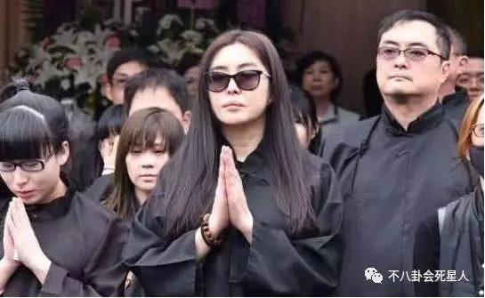 王祖賢被偶遇吃素食火鍋,吃齋多年卻成駝背,美人遲暮身材大變樣