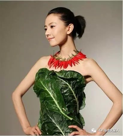 王祖賢被偶遇吃素食火鍋,吃齋多年卻成駝背,美人遲暮身材大變樣