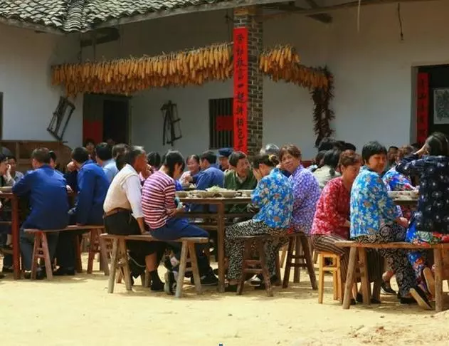 我結婚姐姐給了二十萬,看到她身邊的那個男人,我哭成了淚人!
