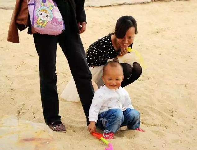 我結婚姐姐給了二十萬,看到她身邊的那個男人,我哭成了淚人!