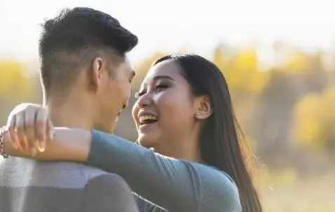姐姐結婚，我帶女友參加婚禮，聽到她跟人打電話，我提出了分手