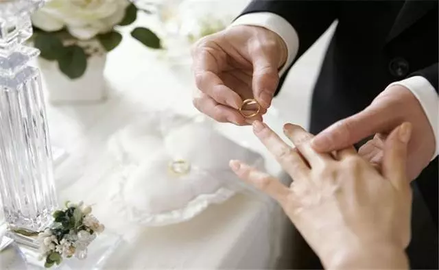 母親借我十萬塊錢給弟弟結婚 多年後我討要 弟弟一番話我憤怒了