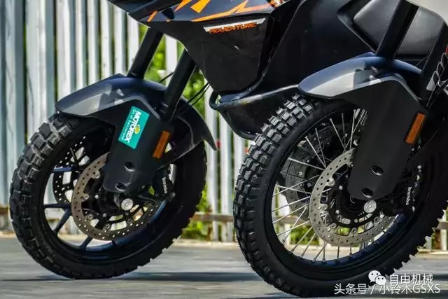 糾結普版還是R版?KTM 1090 ADV對比試駕丨把玩