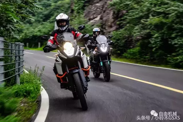 糾結普版還是R版?KTM 1090 ADV對比試駕丨把玩