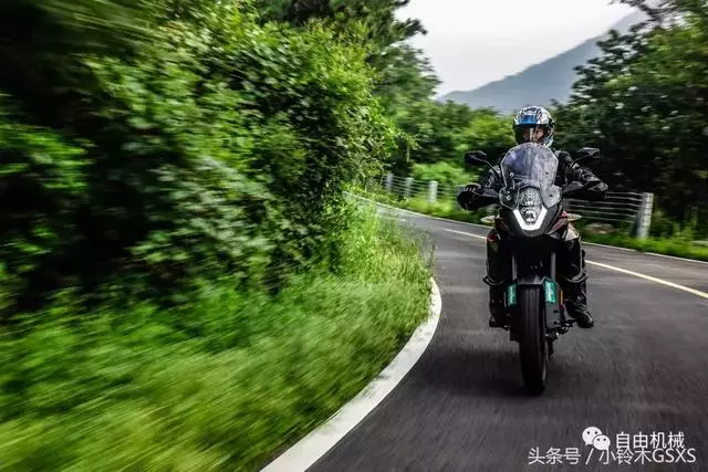 糾結普版還是R版?KTM 1090 ADV對比試駕丨把玩