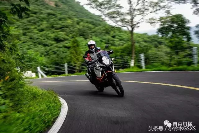 糾結普版還是R版?KTM 1090 ADV對比試駕丨把玩