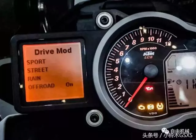 糾結普版還是R版?KTM 1090 ADV對比試駕丨把玩