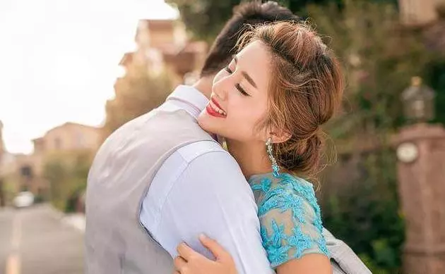 小姑子結婚我隨禮一千,臨走時她給我一張卡,查餘額後我火冒三丈
